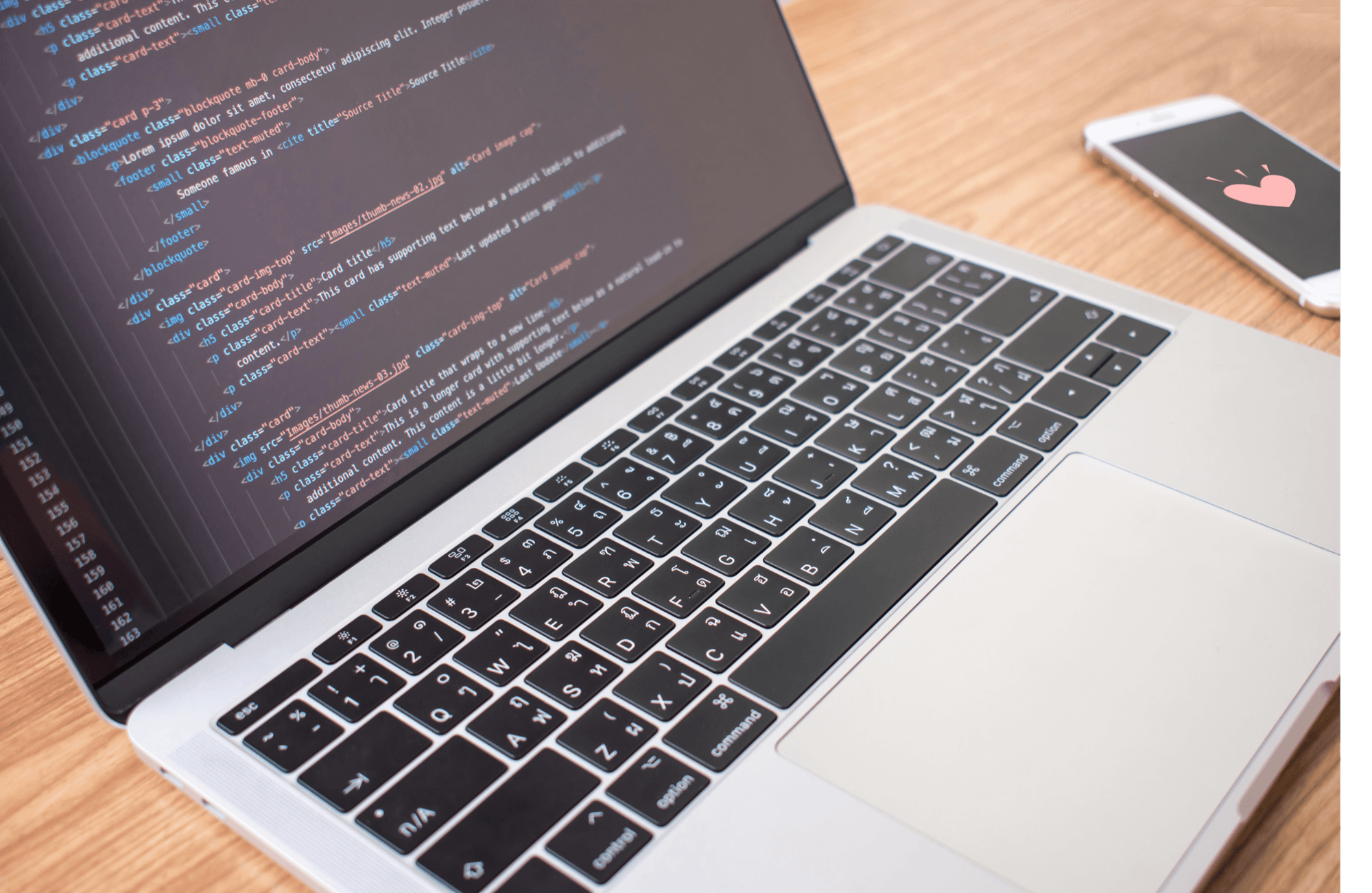 制作したWebサイトを表示したパソコンのある作業風景